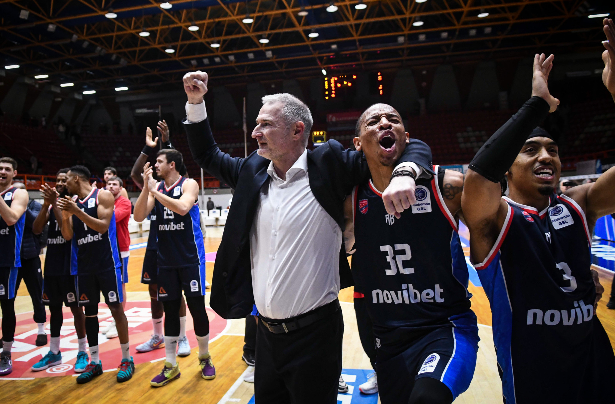 Έξαλλοι πανηγυρισμοί των παικτών του Πανιωνίου με τον κόσμο μετά τη νίκη στην Πάτρα (photos)