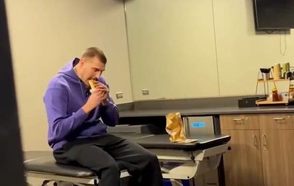 Το τέλος μιας μεγάλης... έχθρας: Ο Νίκολα Γιόκιτς έφαγε για πρώτη φορά Taco Bell (video)