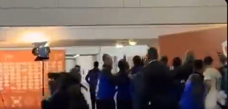 Απίστευτο σκηνικό: Οι παίκτες της Αλγερίας κυνήγησαν τον διαιτητή στα αποδυτήρια (video)