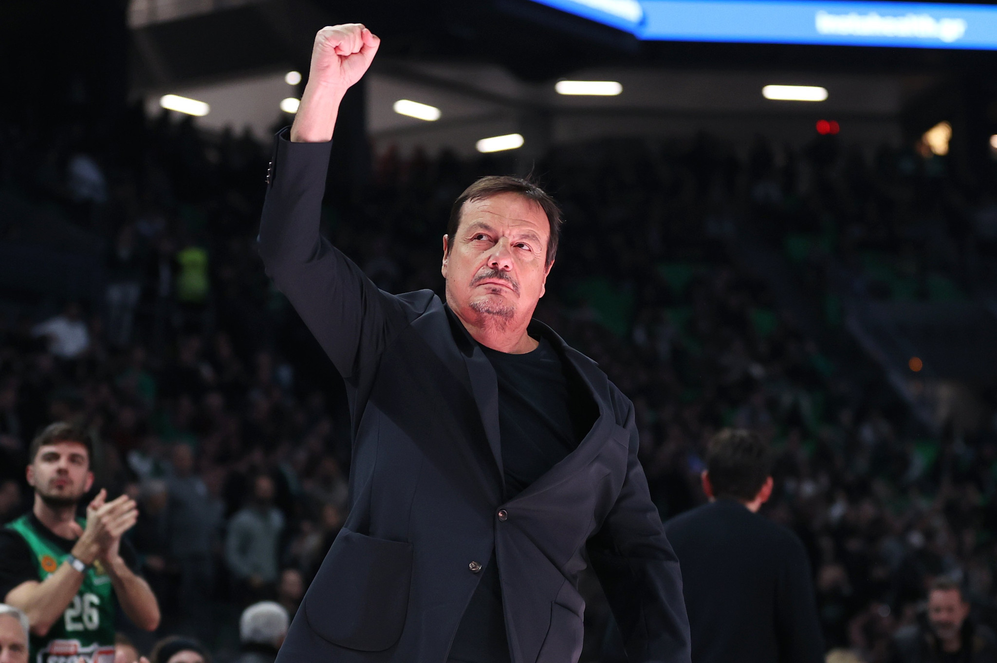 Και απαντήσεις έδωσε και σέντερ έχει και άμυνα παίζει...