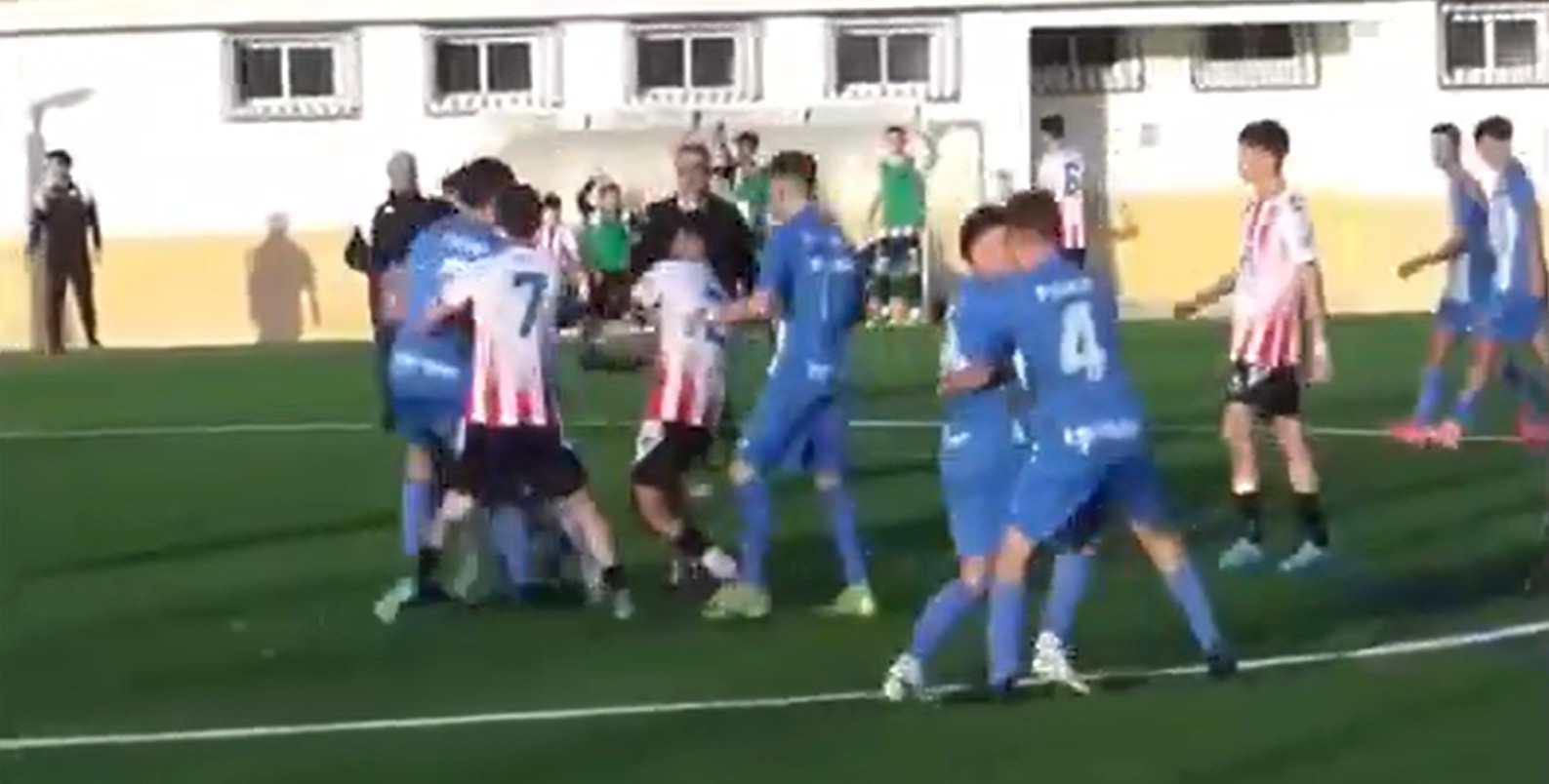 Απίστευτες σκηνές στην Ισπανία: Μητέρες μπούκαραν σε γήπεδο και έπαιξαν ξύλο με τα παιδιά! (video)