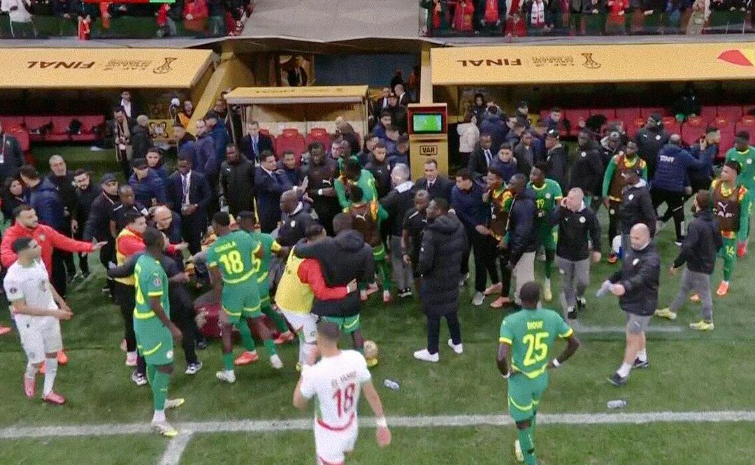 Απίστευτο σκηνικό: Οι παίκτες της Σενεγάλης αποχωρούν πριν τελειώσει ο τελικός - Ο Μανέ τους καλεί να επιστρέψουν (videos)