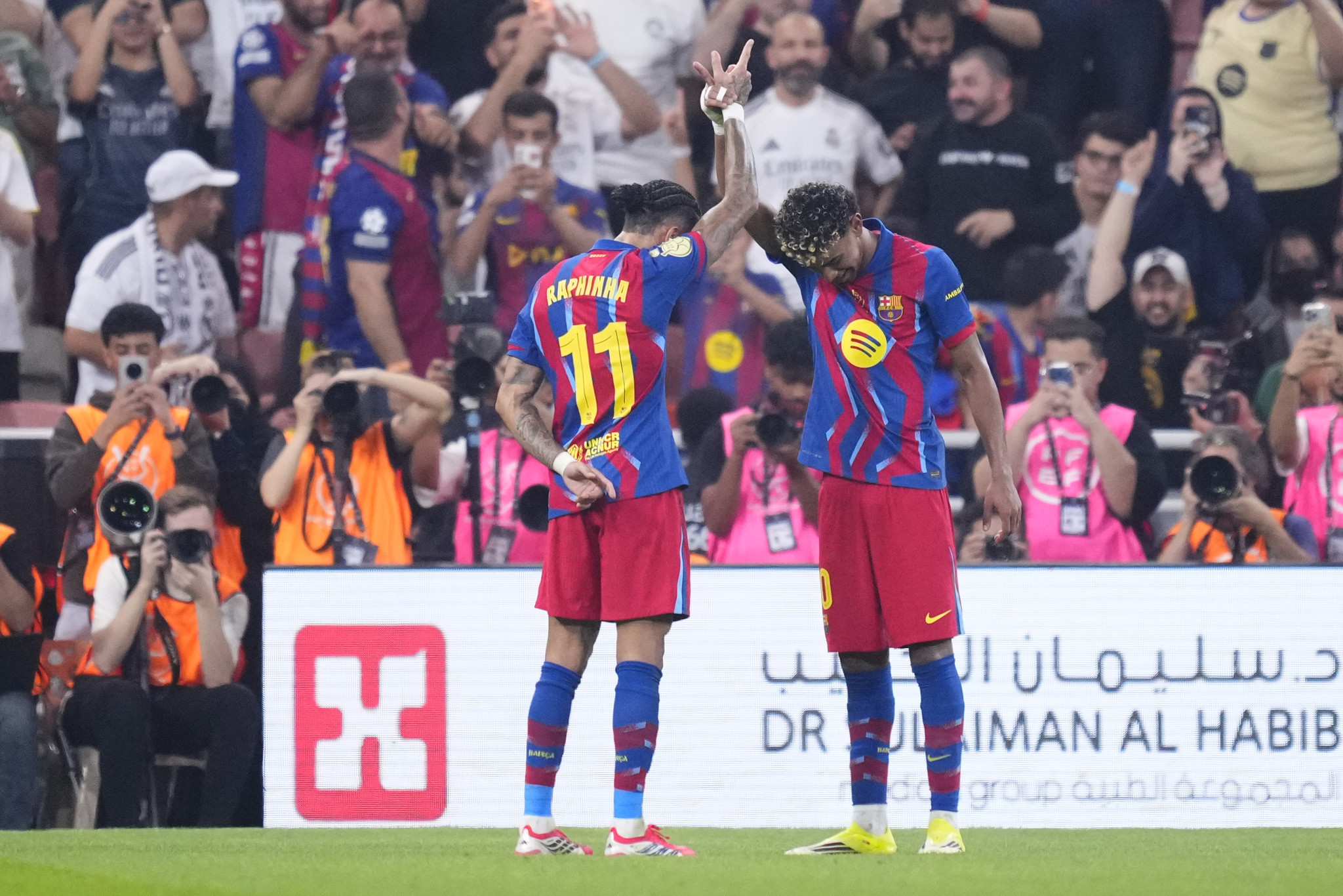 Ο Ραφίνια δίνει το προβάδισμα στη Μπαρτσελόνα στον τελικό του ισπανικού Σούπερ Καπ (video)