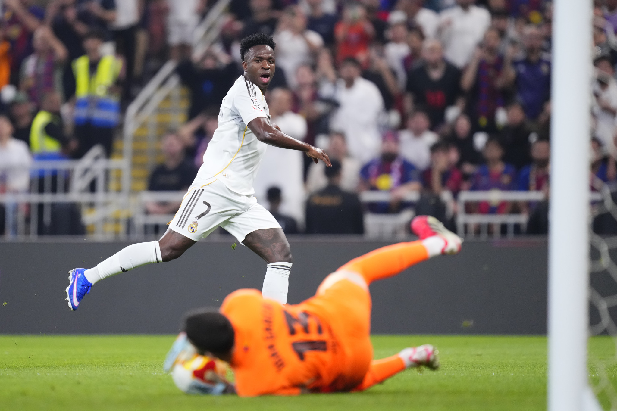 Τρομερή επέλαση του Βινίσιους και γκολ για το 1-1 της Ρεάλ κόντρα στην «Μπάρτσα» (video)