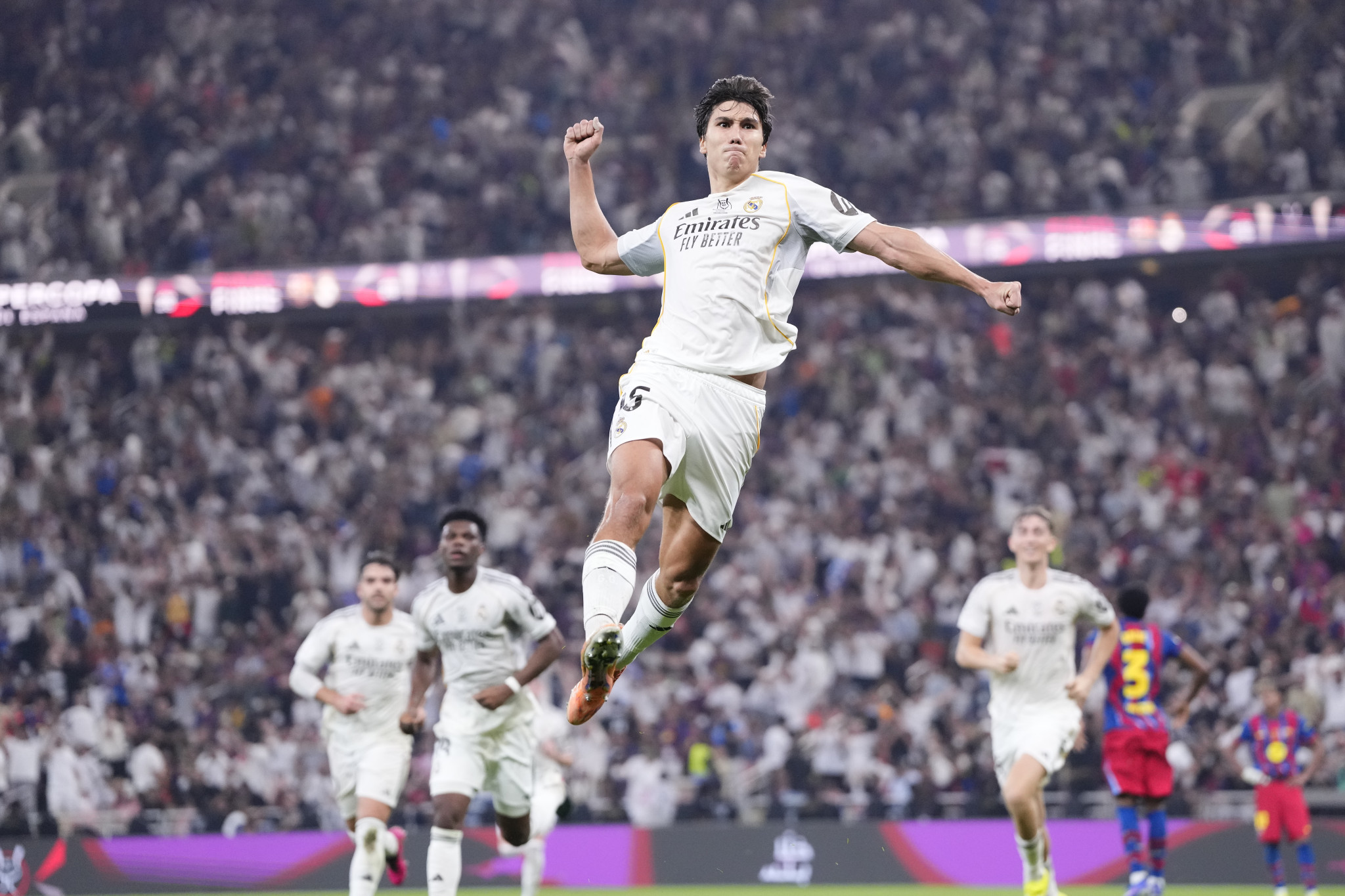 Buzzer beater ημιχρόνου από τον Γκονθάλο: Η Ρεάλ ισοφάρισε σε χρονό dt την Μπαρτσελόνα (video)