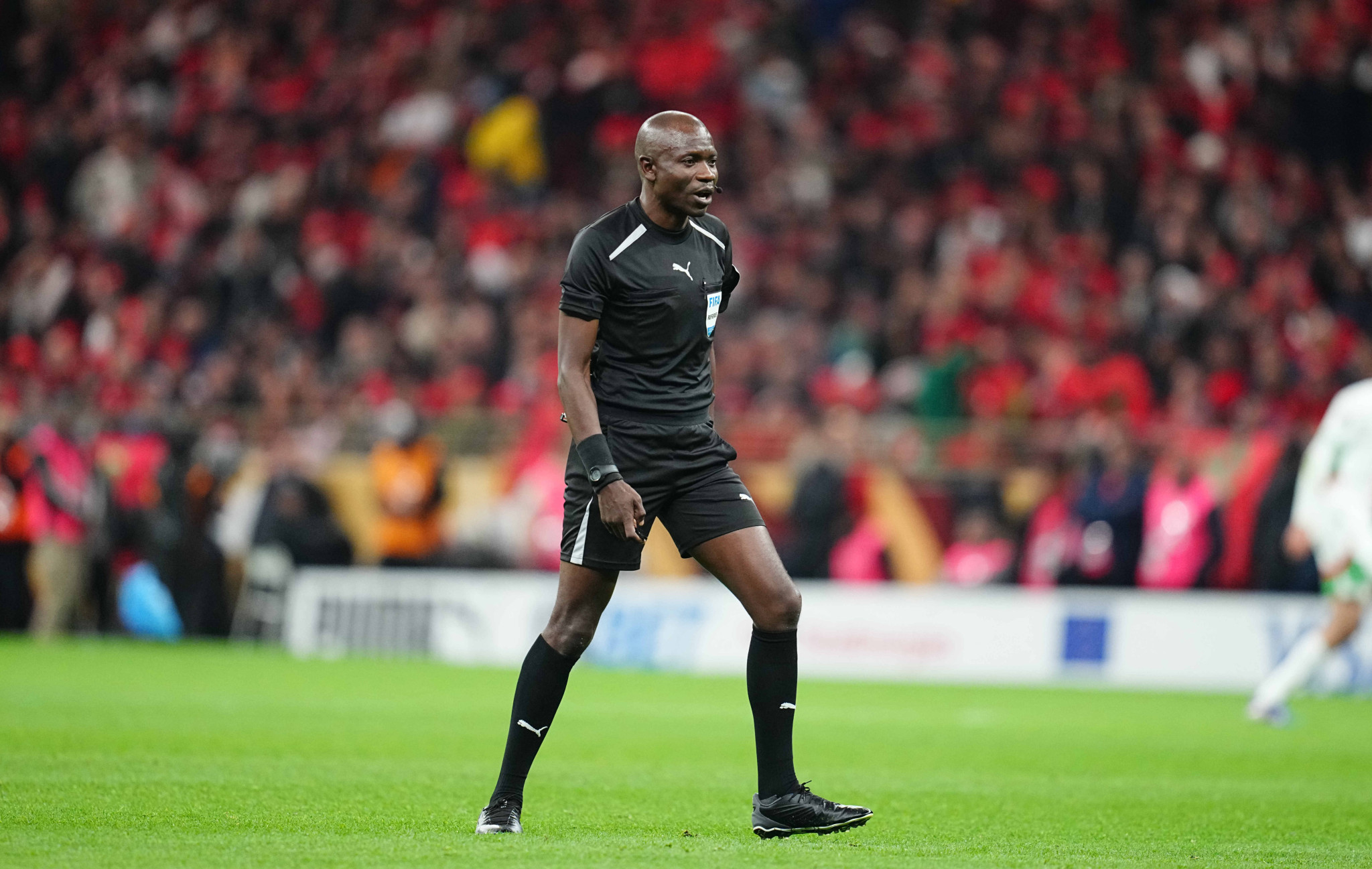 Διαιτητής με... κότσια: Ο Κονγκολέζος έβαλε τα γέλια με το χάος που δημιούργησε στον τελικό (video)