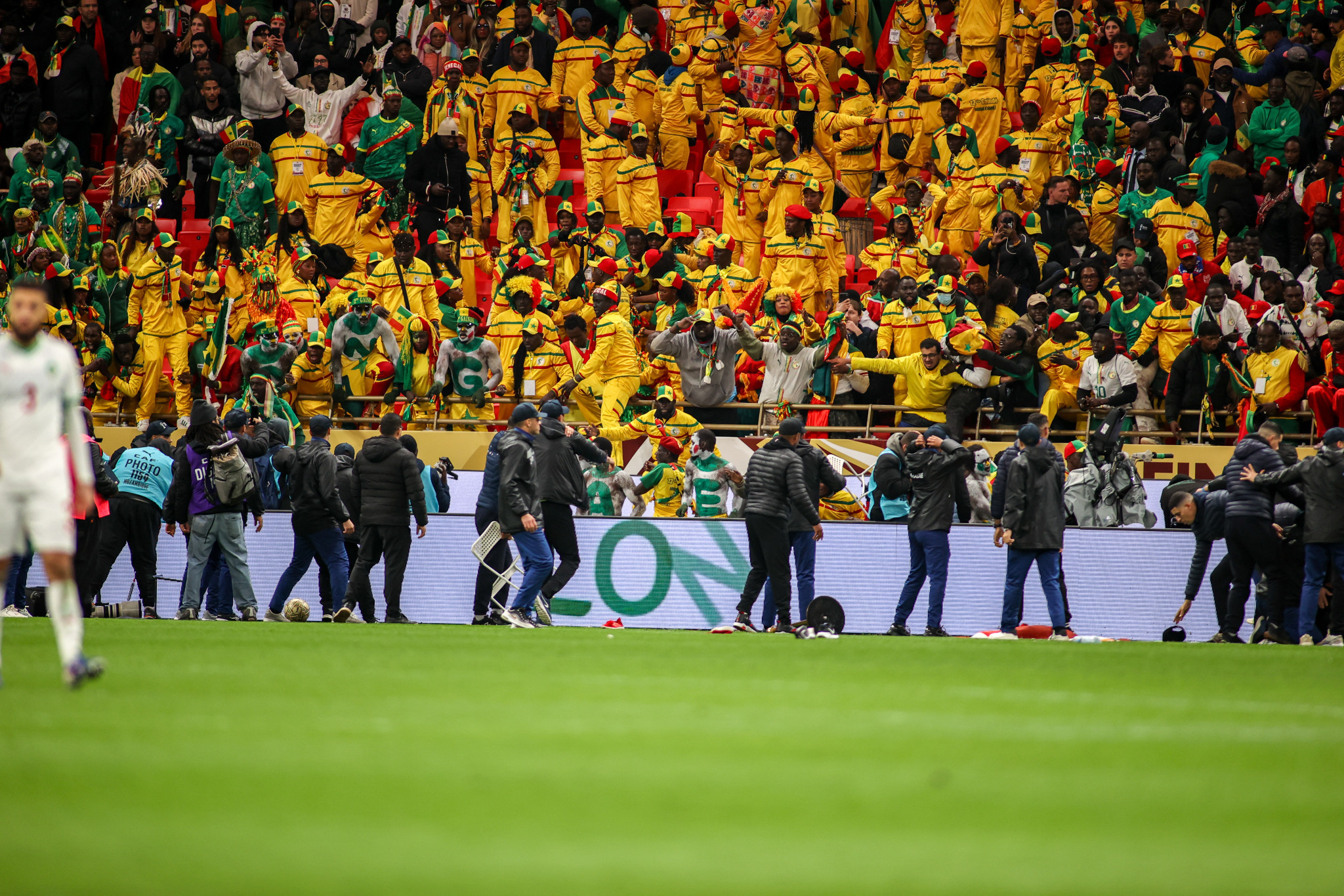 Χάος στην κερκίδα: Οι Σενεγαλέζοι πετάνε καρέκλες διαμαρτυρόμενοι για το πέναλτι (video)