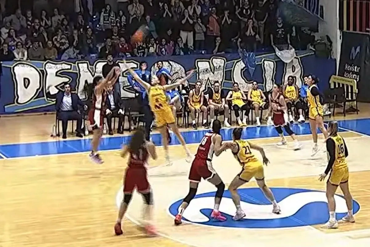 Το ασύλληπτο buzzer-beater τρίποντο της Γούλφολκ που έδωσε τη νίκη στον Ολυμπιακό μέσα στην Ισπανία (video)