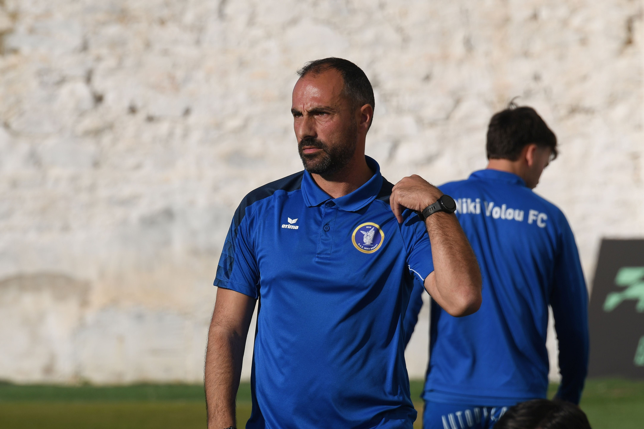 Ο προπονητής της Νίκης Βόλου διαμαρτυρήθηκε και έσπασε δάχτυλο του ποδιού του!