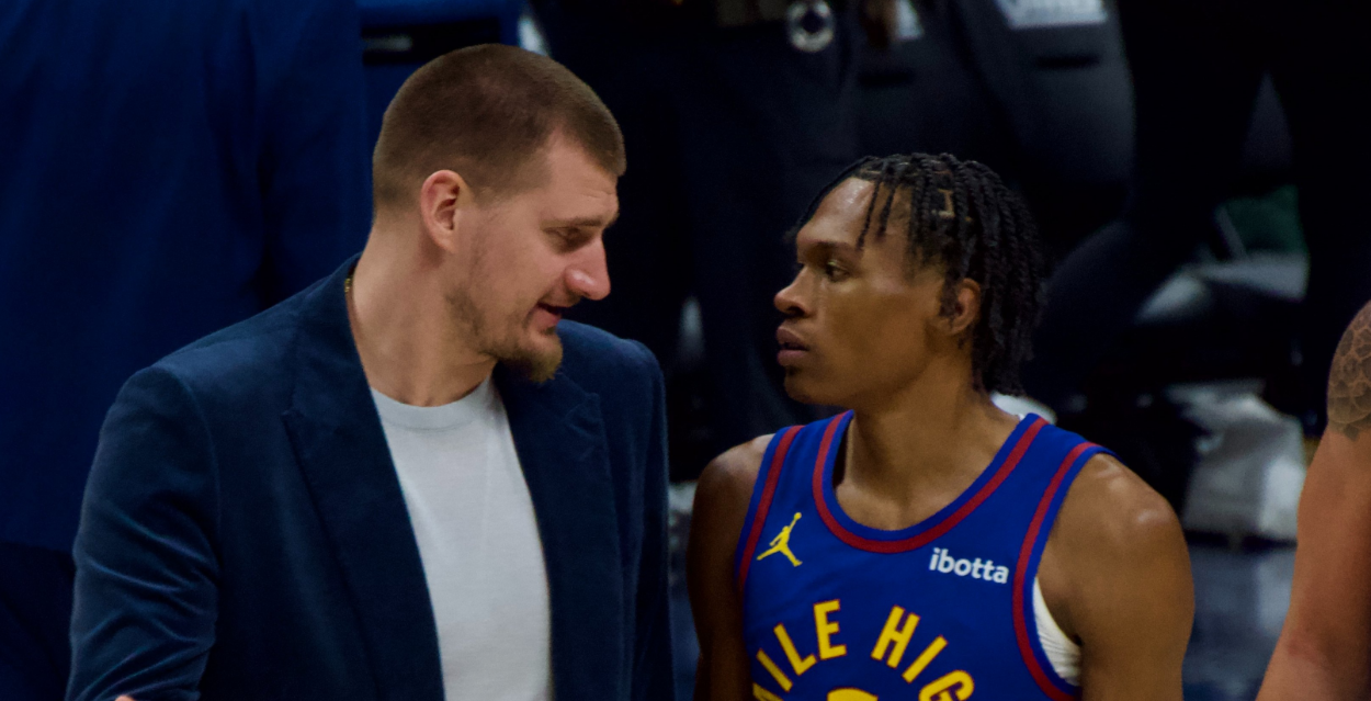 Ο Γιόκιτς... έφαγε τη θέση του Άντελμαν: Μπήκε στο παρκέ με σκαρπίνια, κοστούμι κι έδωσε οδηγίες (video)