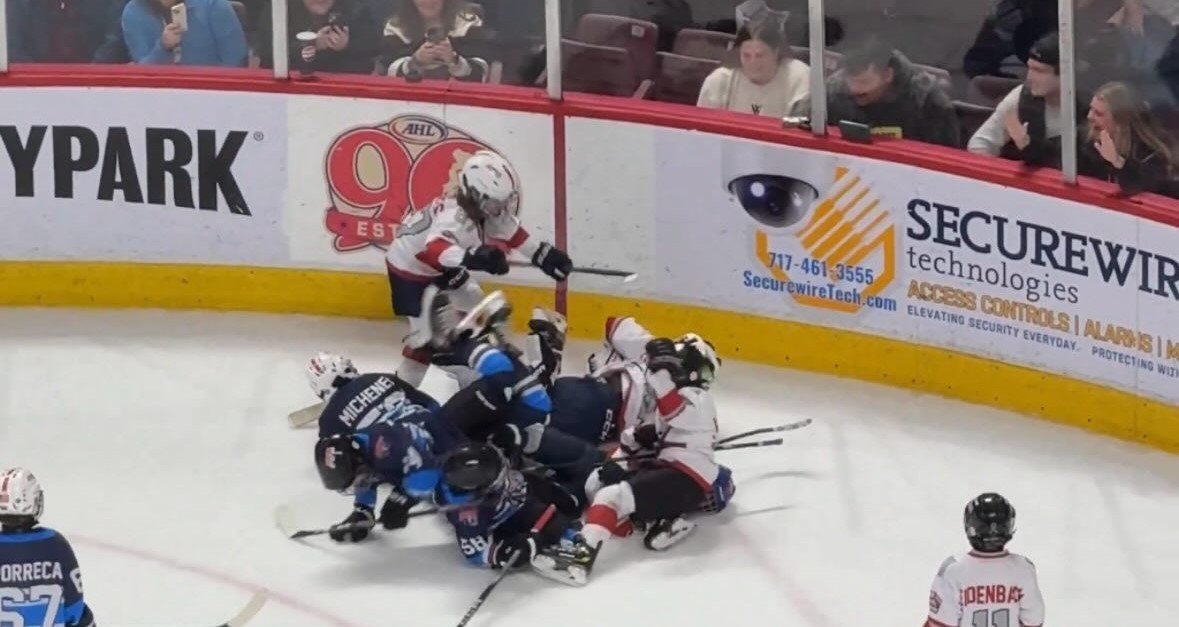 Επαγγελματικό ξύλο από πιτσιρίκια σε αγώνα χόκεϊ - Αδιανόητο βίντεο