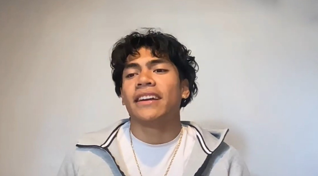 Τρέχει σαν αστραπή και φοράει κράνος: Το νέο αστέρι του ποδοσφαίρου πιάνει 36,5 χλμ την ώρα (video)