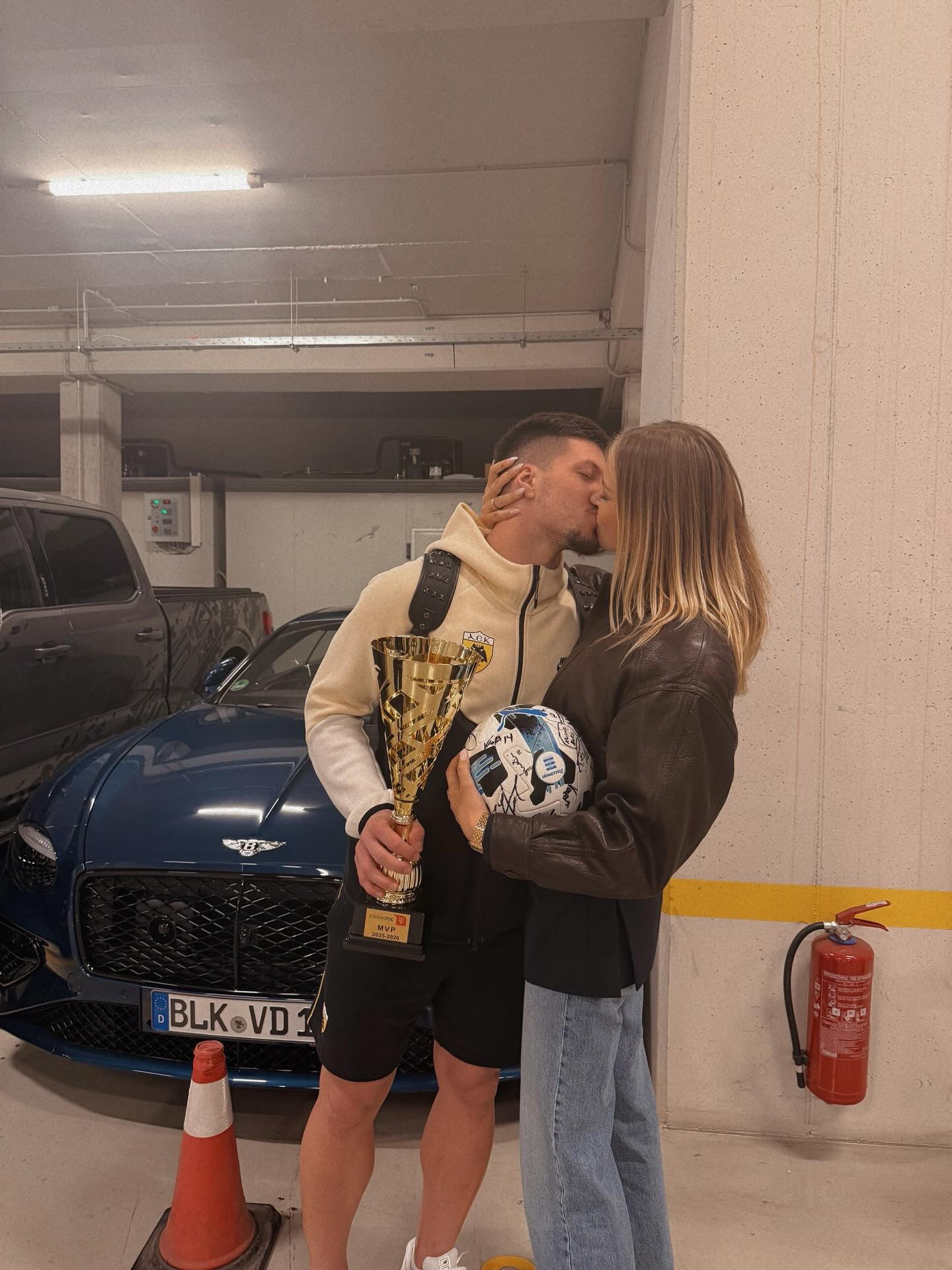 Το «καυτό» φιλί της γυναίκας του Γιόβιτς μετά το 4-0 της ΑΕΚ με τον Παναθηναϊκό (photo)