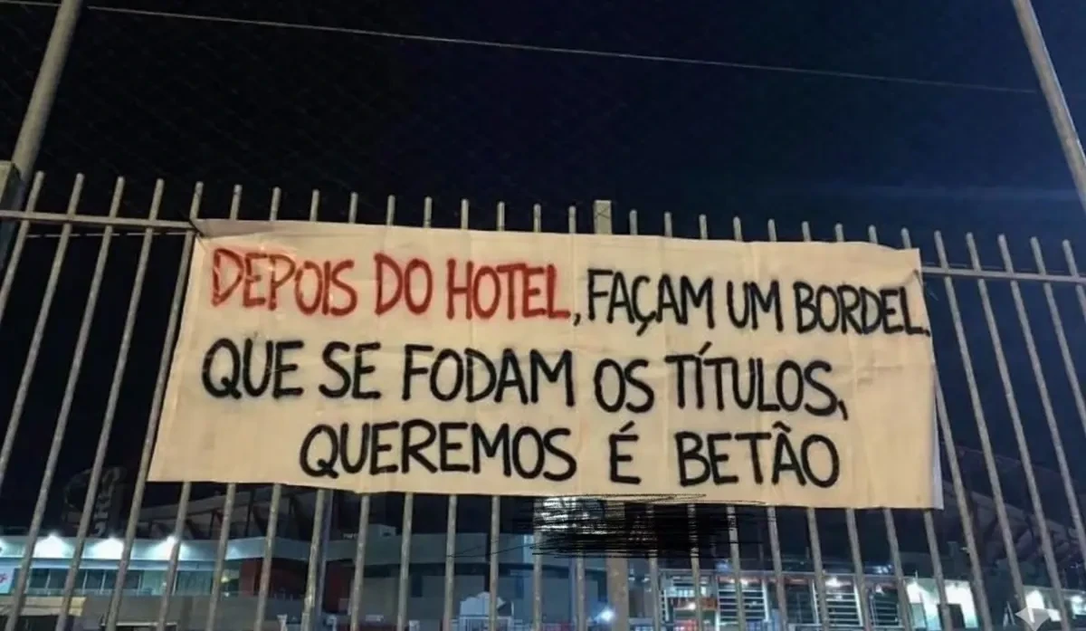 «Μετά το ξενοδοχείο, φτιάξτε και ένα πορνείο» - Στα κάγκελα οι οπαδοί της Μπενφίκα