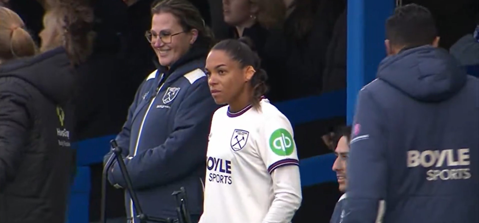 Ποδοσφαιρίστρια ήταν έτοιμη για το ντεμπούτο της, αλλά λογάριαζε χωρίς το... σκουλαρίκι της