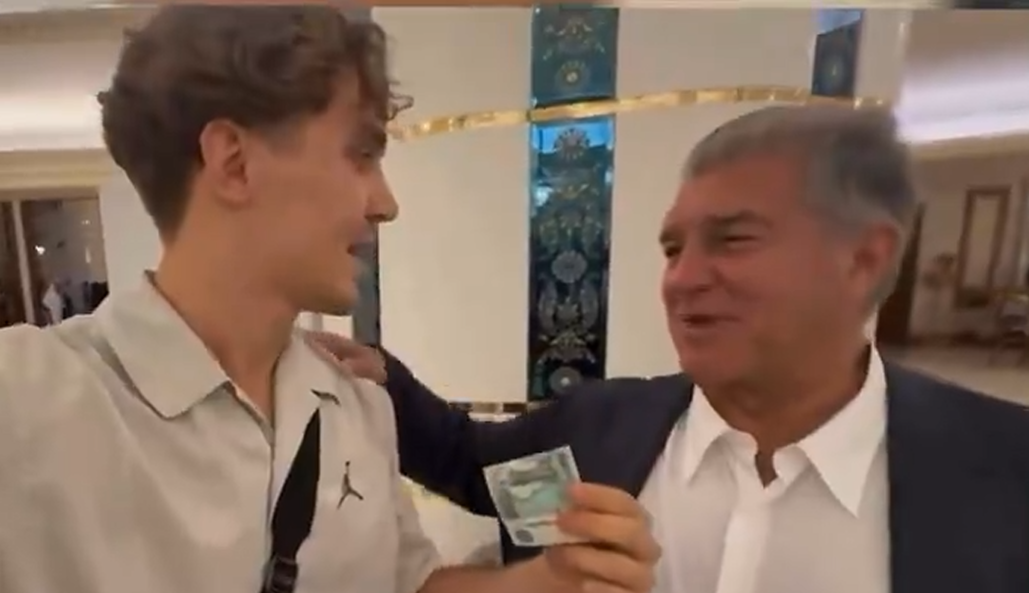 Επικό σκηνικό: Οπαδός της Μπαρτσελόνα προσέφερε χρήματα στον Λαπόρτα για μεταγραφές (video)