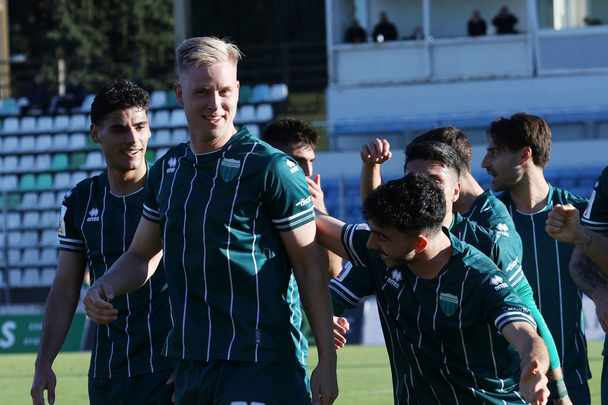 Με εκτέλεση φάουλ - αριστούργημα ο Μάγκνουσον δίνει το προβάδισμα στον Λεβαδειακό κόντρα στην Κηφισιά