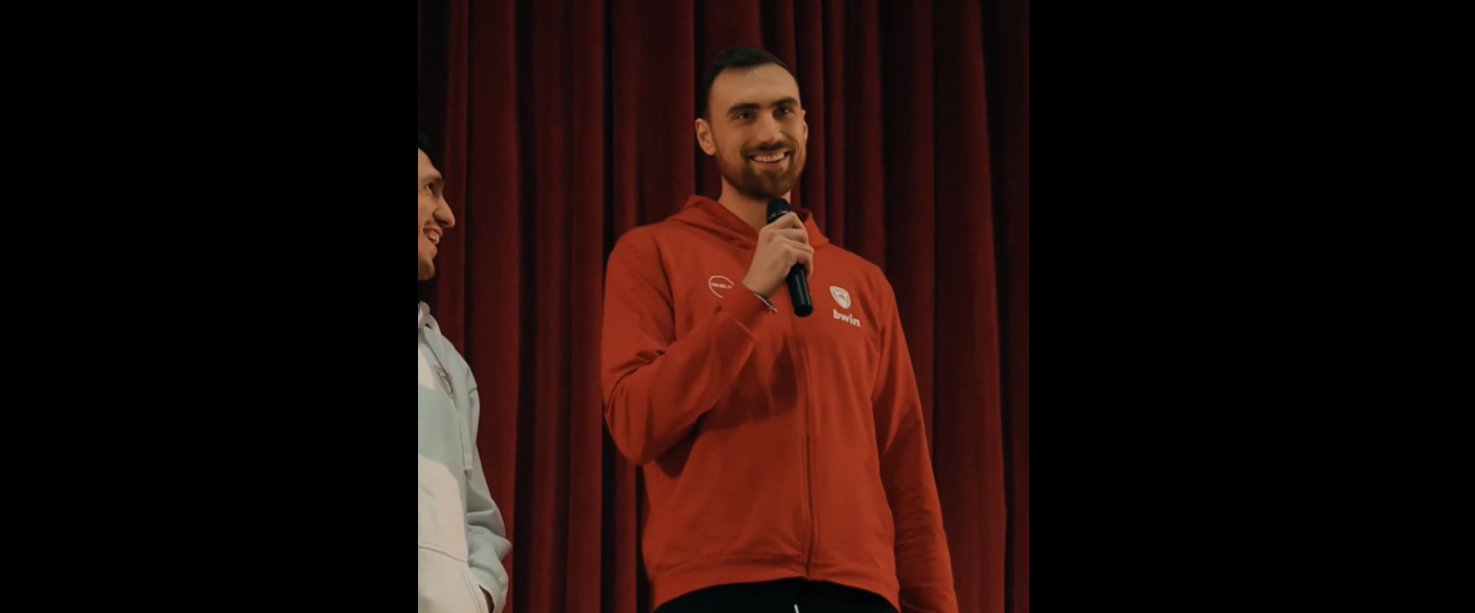 Ο Μιλουτίνοφ μίλησε σε άπταιστα ελληνικά σε εκδήλωση του Ολυμπιακού (video)