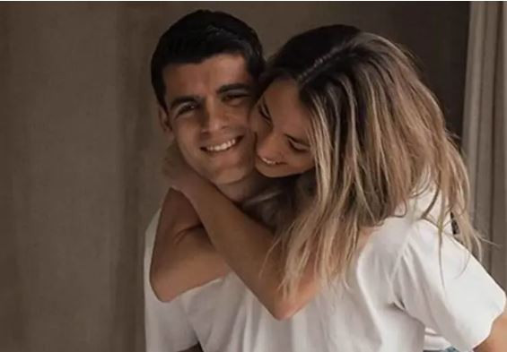 «Με πήρε τηλέφωνο κλαίγοντας» - Ξέσπασε η σύζυγος διάσημου παίκτη για το ερωτικό τρίγωνο στον γάμο τους