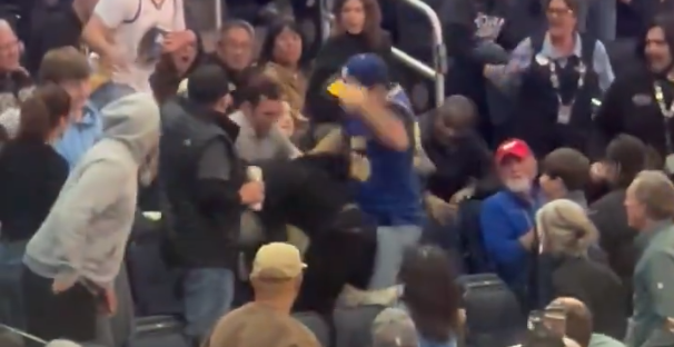 Σαν Φρανσίσκο όπως λέμε... Βαλκάνια: Άγριο ξύλο στις κερκίδες στο Γουόριορς - Μπακς (video)