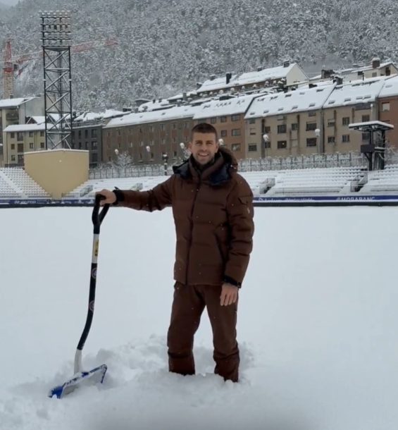 Αν δεν ήταν ο Πικέ το ματς δεν θα άρχιζε: Πήρε το φτυάρι, καθάρισε το χιόνι και έγινε η σέντρα (video)