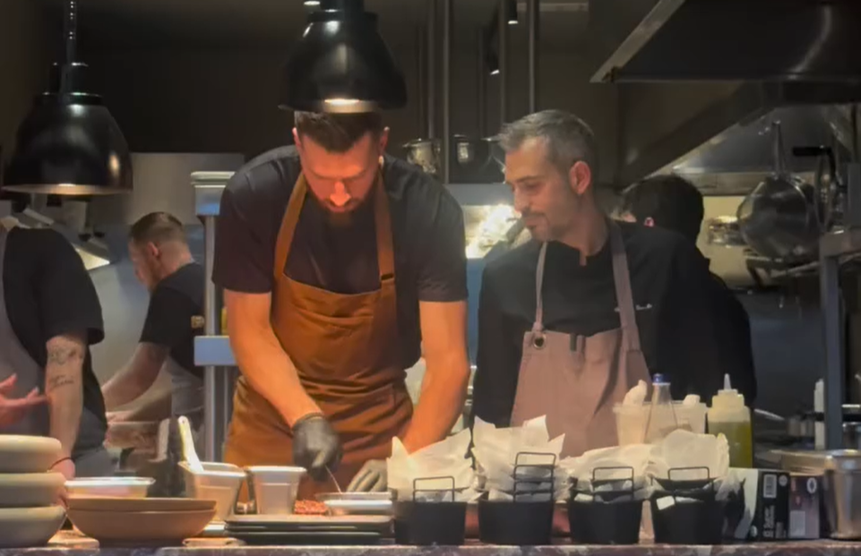 Ο Πίτερς σε ρόλο σεφ στην κουζίνα του «TwentyFive» (video)