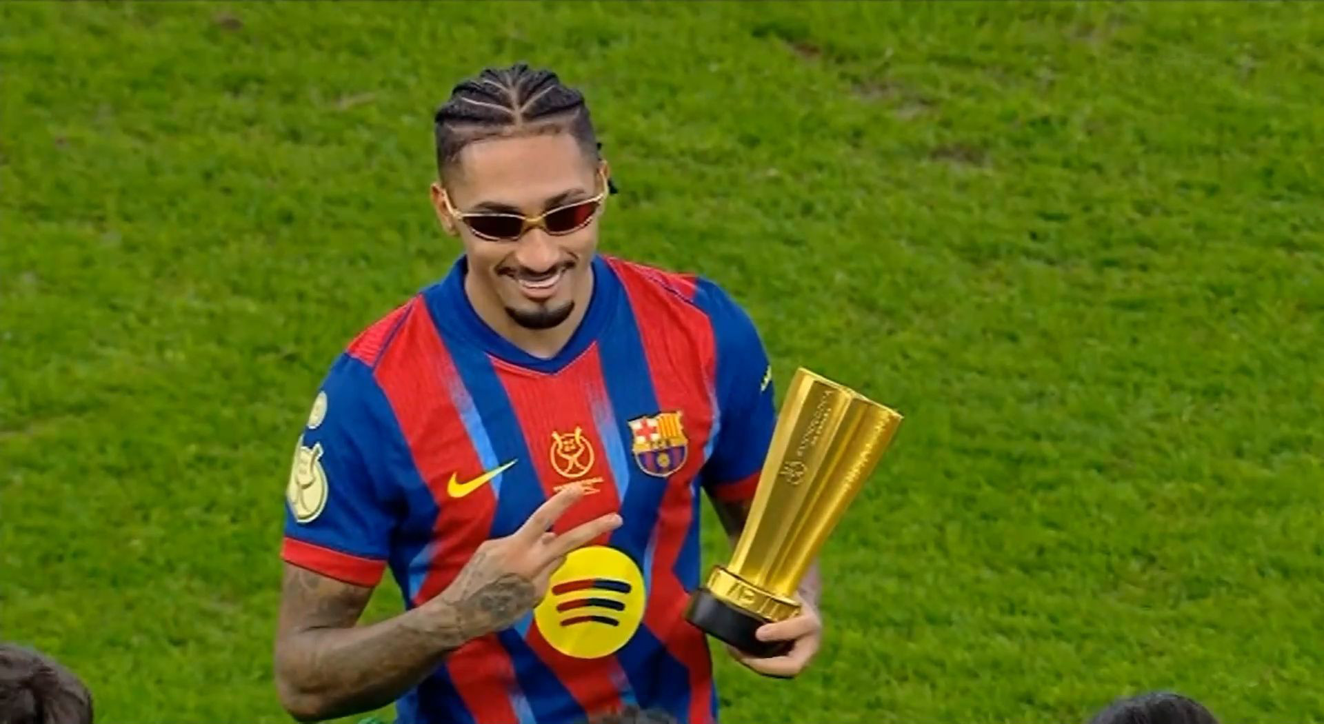 MVP του Σούπερ Καπ Ισπανίας ο Ραφίνια - Πόζαρε με γυαλιά ηλίου! (video)