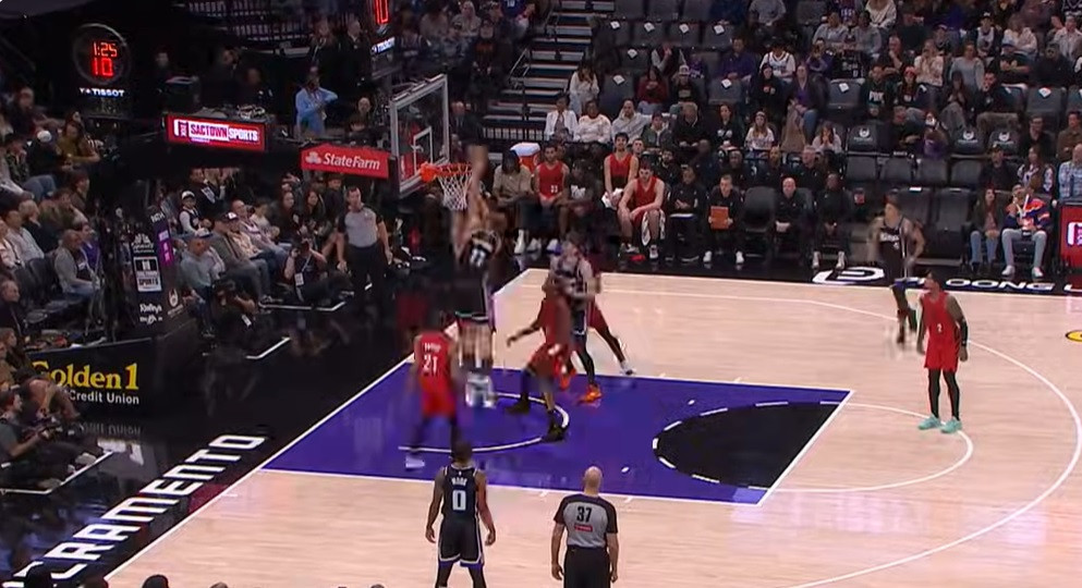 Το poster του Σαμπόνις κυριάρχησε στο Top 10 του ΝΒΑ (video)