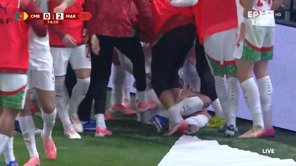 Απίστευτο σκηνικό στο γκολ του Σαϊμπάρι - Τον κλωτσούσαν οι συμπαίκτες του στο Μαρόκο (video)