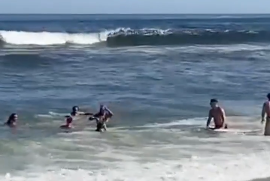 Δραματικές στιγμές για τον Μαρτίν Ντεμικέλις - Λίγο έλειψε να πνιγεί στη θάλασσα (video)