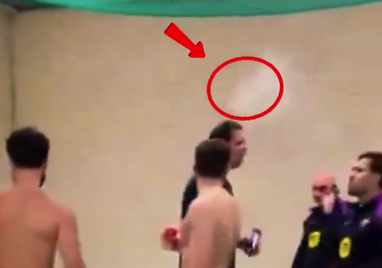 Ο Γιαμάλ έκανε... expose τον Σέζνι να καπνίζει στα αποδυτήρια (video)