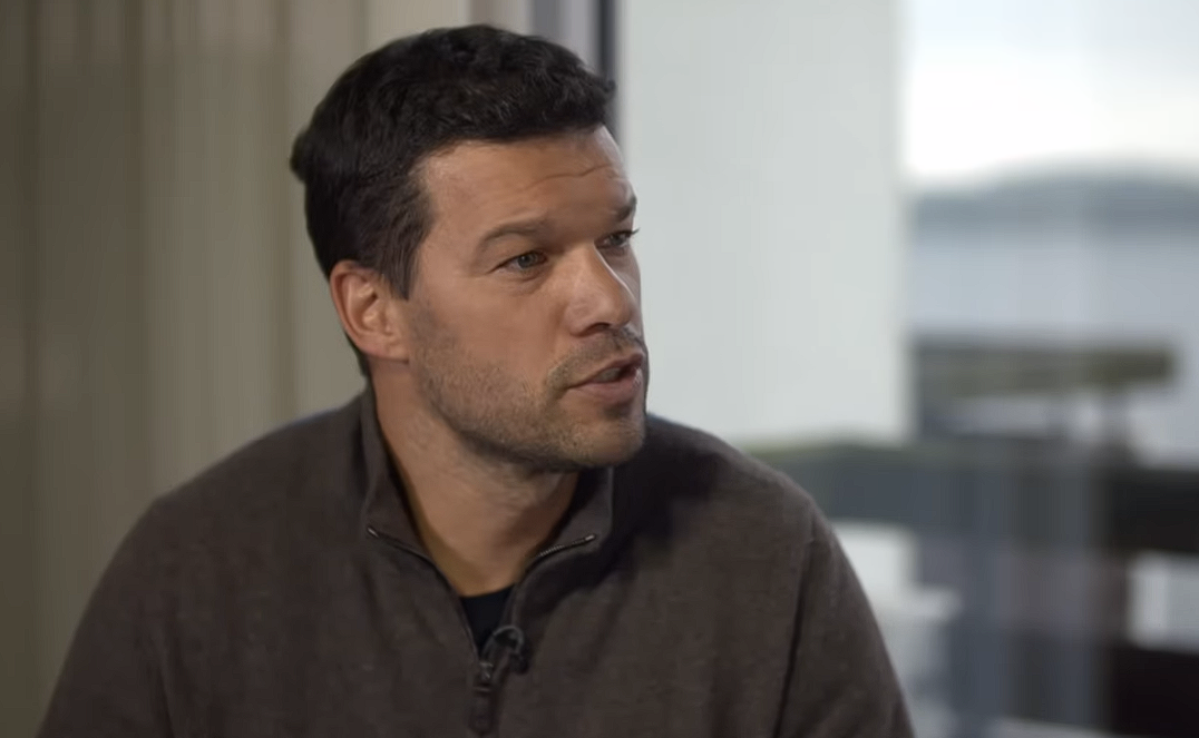 «Ασπίδα προστασίας» του Μπάλακ στον νεαρό Καρλ: «Δεν απαγορεύεται να εκφράζει τα όνειρά του»