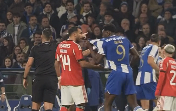 Χαμός μεταξύ του Παυλίδη και του Σάμου: Ο Ισπανός εκνευρίστηκε και του έδειξε το σήμα της Πόρτο (video)