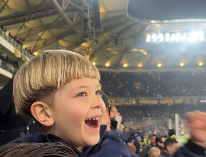 «Τρελάθηκαν» με τα τέσσερα γκολ του Γιόβιτς η σύζυγος και ο γιος του (videos)