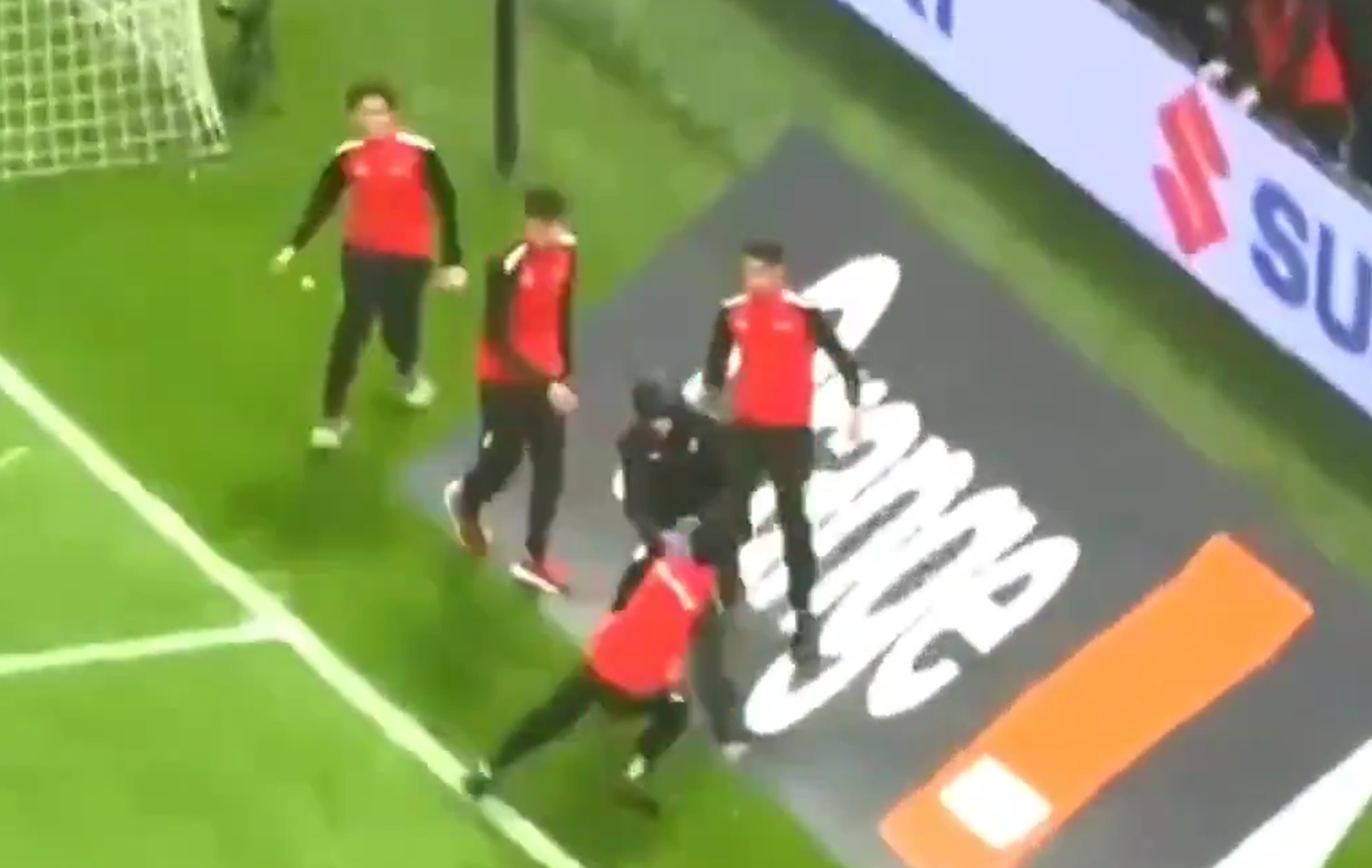 Αδιανόητο σκηνικό: Tα ball boys του Μαρόκου τα έβαλαν με τον αναπληρωματικό κίπερ της Σενεγάλης για την πετσέτα του Μεντί (video)