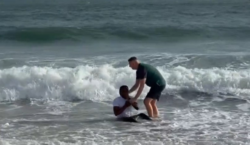 To «αστέρι» της Premier League βαπτίστηκε σε παραλία και πλέον... προσεύχεται για μεταγραφή (video)