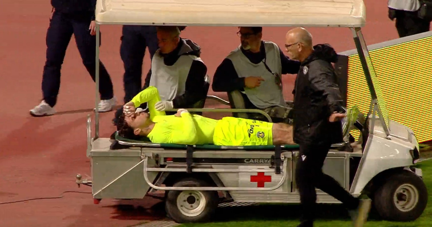 Συγκλονιστική στιγμή στο Παγκρήτιο: Ο Αγγελίδης τραυματίστηκε, αποχώρησε με φορείο και αποθεώθηκε (video)