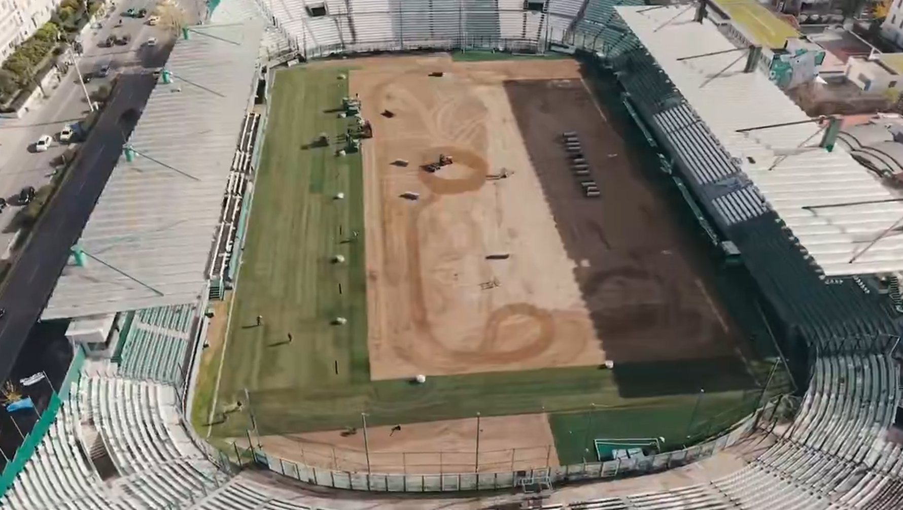 Τα... αποκαλυπτήρια του νέου χλοοτάπητα της Λεωφόρου - Συνεχίζονται οι εργασίες (video)