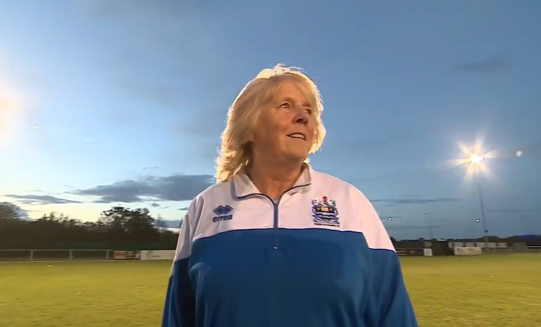 Η σπουδαιότερη influencer του κόσμου: Τη λένε Τζάκι Φρίμαν, είναι 61 ετών και παίζει ποδόσφαιρο