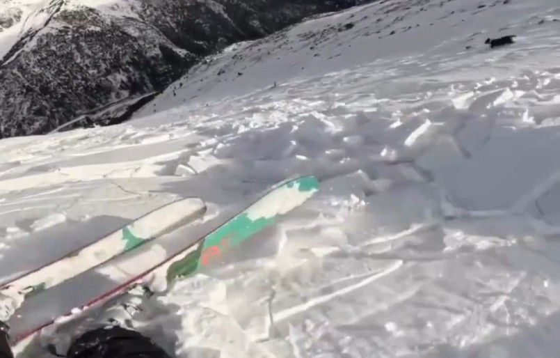 Τρόμος στα 2.400 μέτρα: Η κατάβαση των Πυρηναίων με το σκύλο της και η viral χιονοστιβάδα (video)