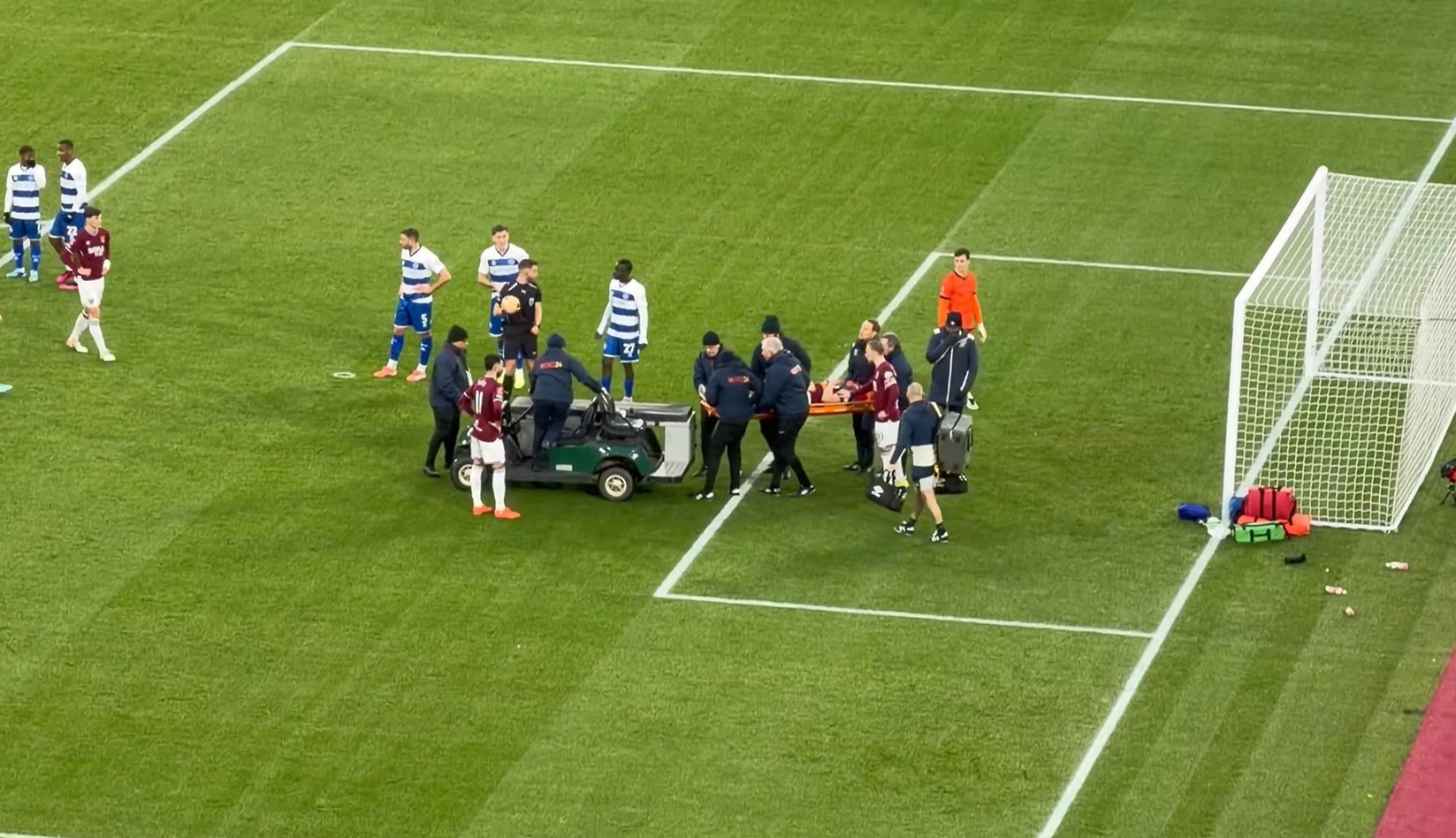 Μεγάλη ανησυχία με Μαυροπάνο - Χτύπησε στο κεφάλι κι αποχώρησε με φορείο (video)