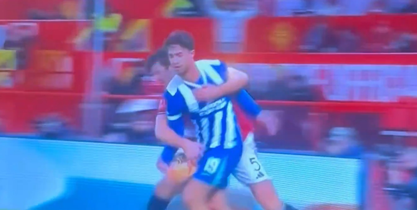 Ο Κωστούλας «ζάλισε» τον Μαγκουάιρ κι εκείνος εκνευρισμένος αντέδρασε αντιαθλητικά (video)