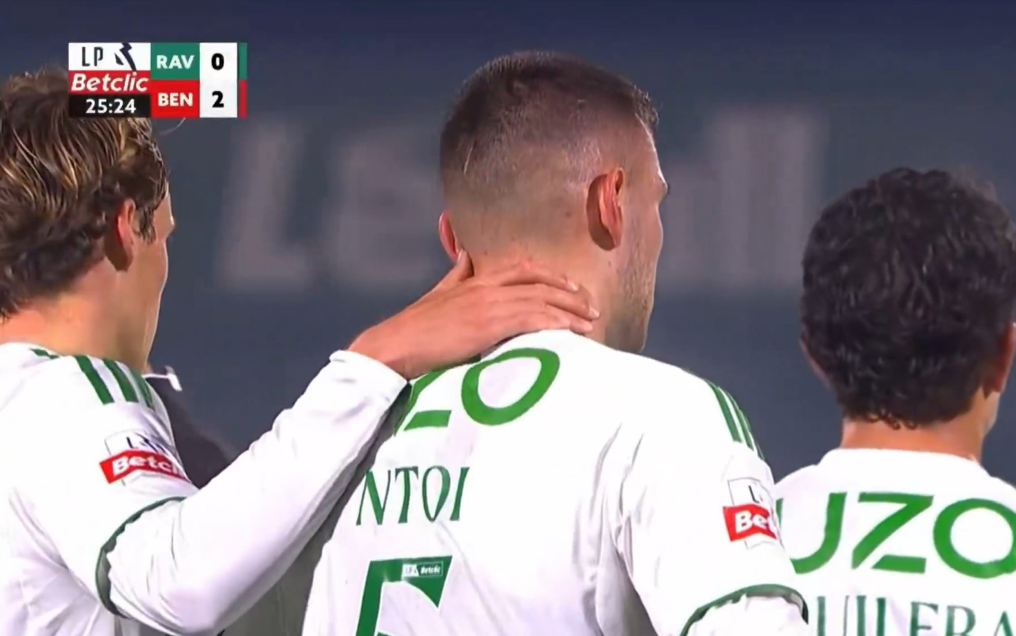 Αυτογκόλ για... όσκαρ από τον Ανδρέα Ντόι - Τον παρηγορούσαν οι συμπαίκτες του (video)