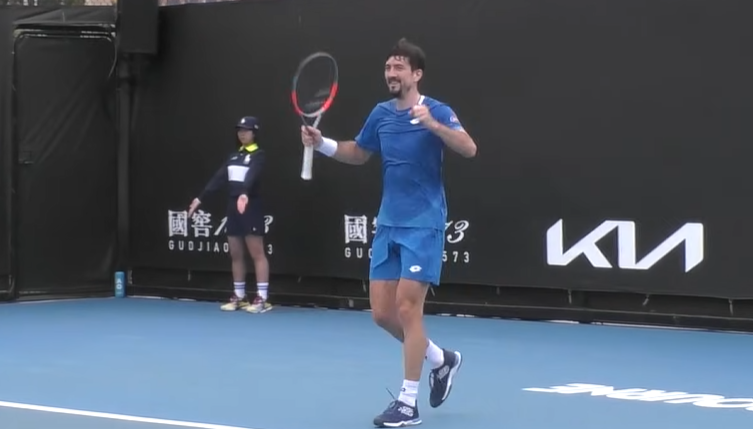 Απίστευτο σκηνικό: Τενίστας δεν ήξερε τον κανονισμό, πανηγύρισε νωρίτερα και στο τέλος... έχασε (video)