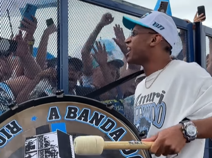 Πιο χαρούμενος από ποτέ: Ο Τετέ στο τύμπανο μαζί με τους οπαδούς της Γκρέμιο (video)