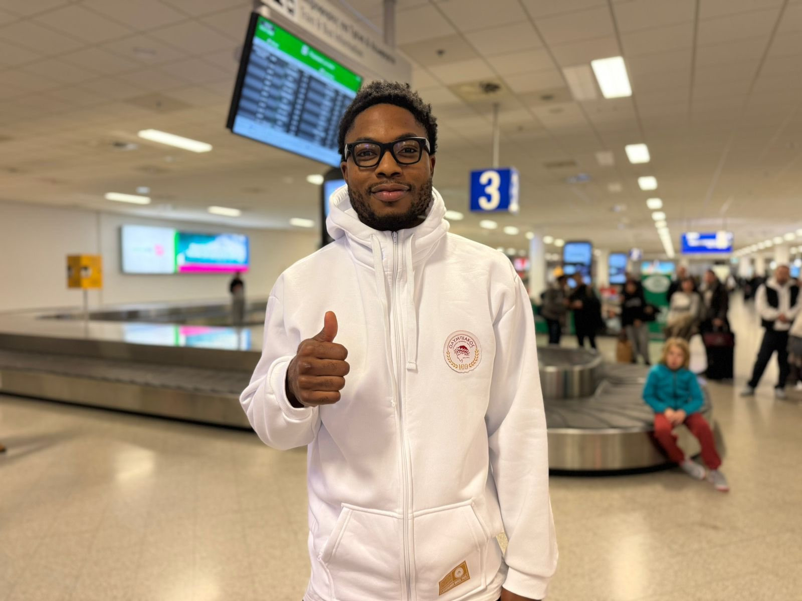 Έφτασε στην Ελλάδα ο Τζόουνς για τον Ολυμπιακό (video)