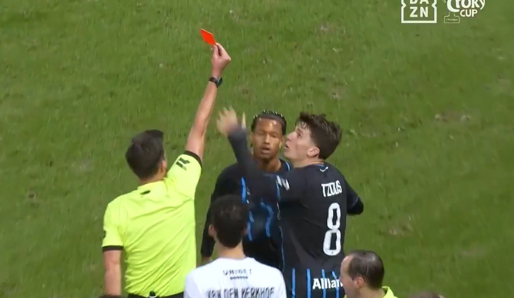 Εκρηξη Τζόλη: Αρπαξε το χέρι διαιτητή για να ανατρέψει κόκκινη συμπαίκτη του (video)