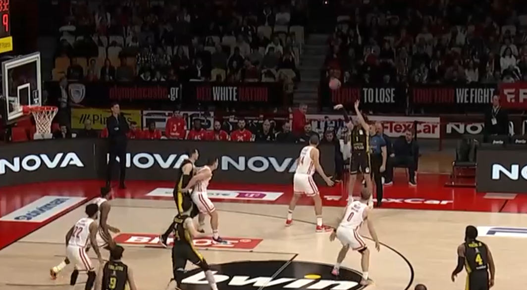 Απίστευτη στιγμή: Ο Βεζένκοφ απάντησε στον πάγκο του Ολυμπιακού και «έφαγε» τρίποντο (video)