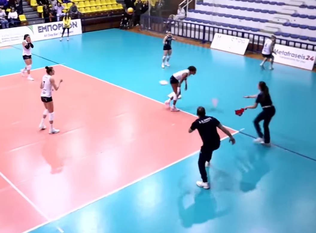 Σοκαριστική στιγμή σε αγώνα βόλεϊ: Έπεσαν κομμάτια από το ταβάνι πάνω σε αθλήτρια! (video)