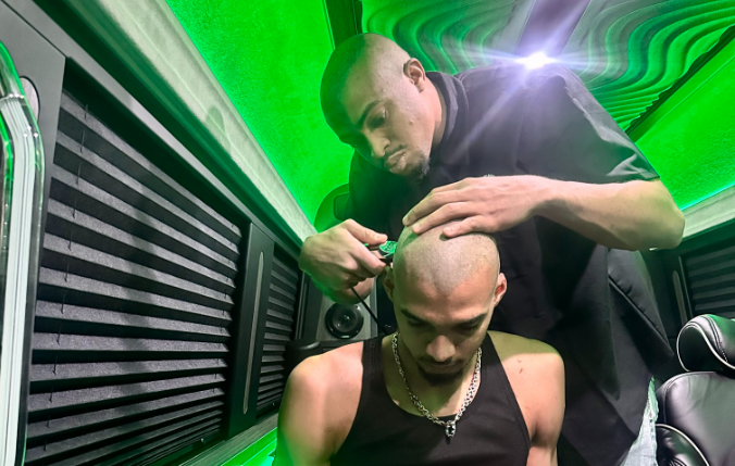 Τίγκα στην... aura: Η απίθανη φωτό των γλόμπων Γουεμπανιαμά και Τζόνσον